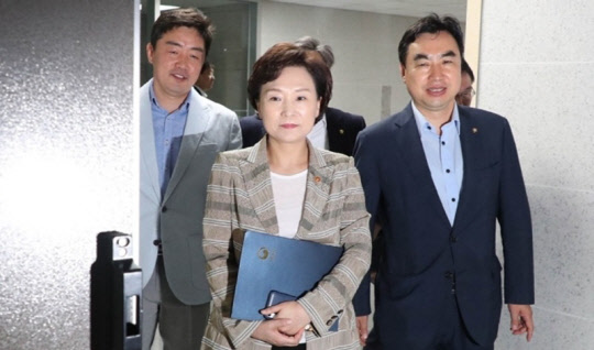 김현미 국토교통부 장관(앞줄 왼쪽 첫번째)이 12일 오전 민간택지 분양가 상한제 개선 방안을 논의하는 당정협의에 참석하기 위해 국회 의원회관 회의실로 들어서고 있다.<연합뉴스>